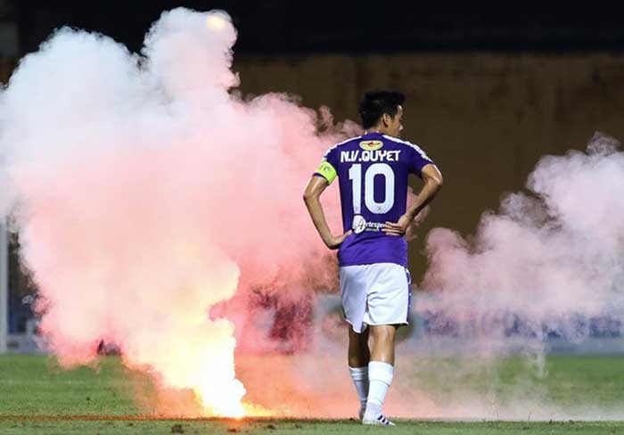 Văn Quyết: Thật đáng sợ, tôi nhìn trực tiếp quả pháo bay ngang qua đầu - Bóng Đá