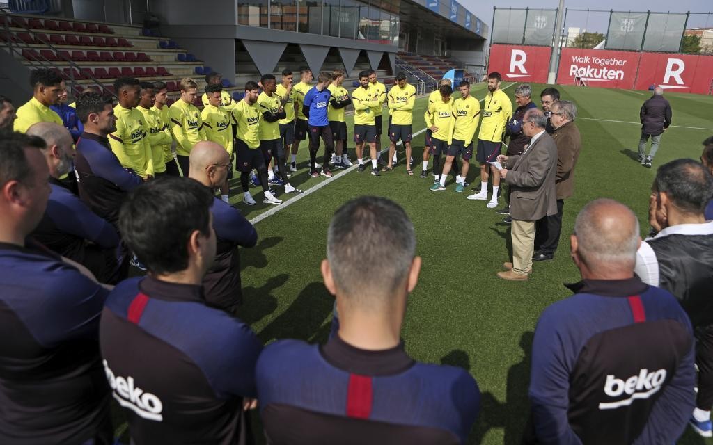 Barcelona players are unconvinced by the club's first pay cut proposal - Bóng Đá