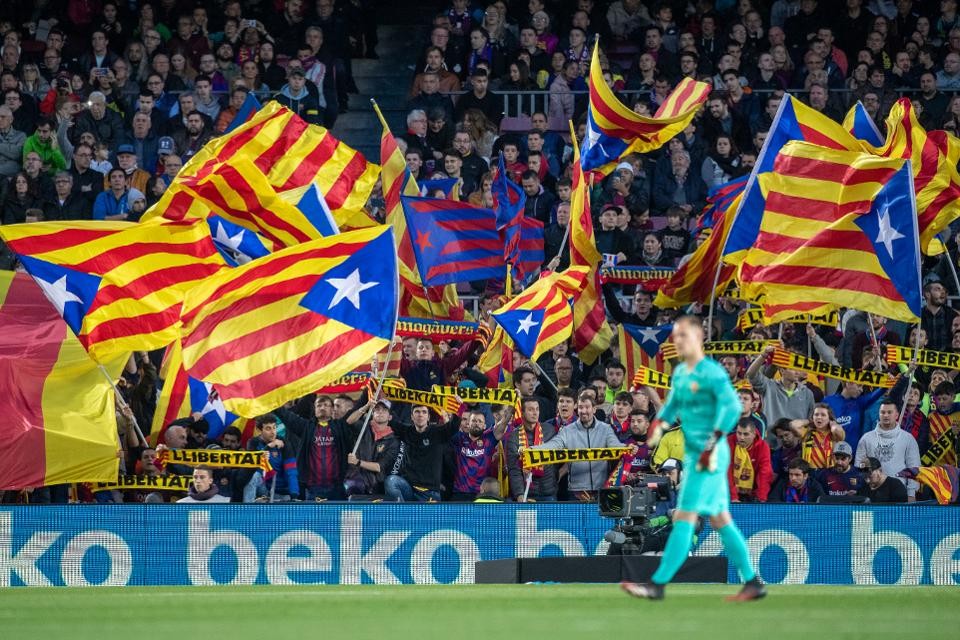 Barcelona players are unconvinced by the club's first pay cut proposal - Bóng Đá