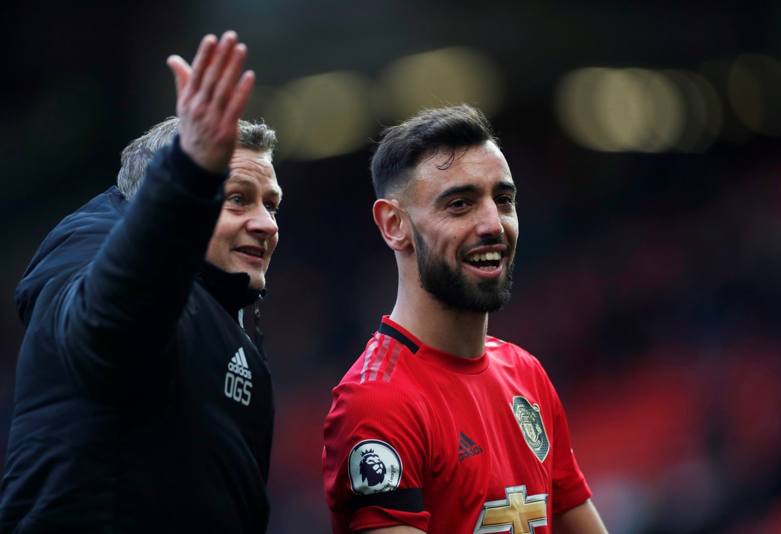 Manchester United: Red Devils fans absolutely loved Bruno Fernandes’ garden kickabout - Bóng Đá