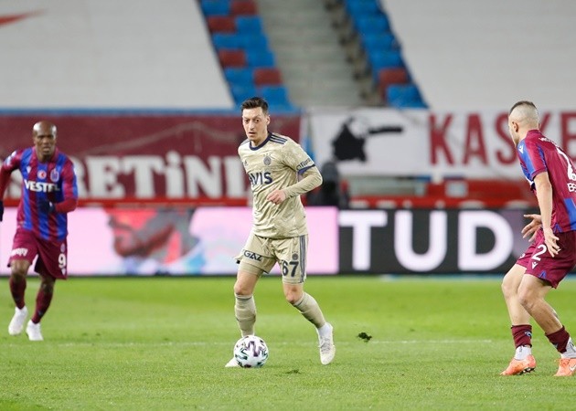 SỐC! Ozil hỏng ăn khó tin, rời sân bằng cáng trong ngày Fenerbahce hòa nhạt - Bóng Đá