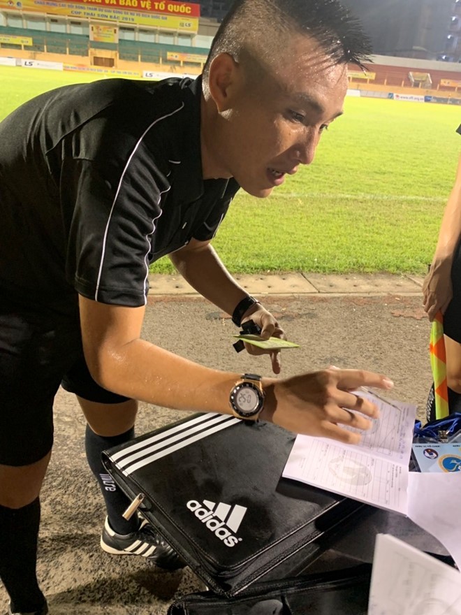 Thêm một trọng tài cứu sống cầu thủ nữ suýt cắn lưỡi  - Bóng Đá