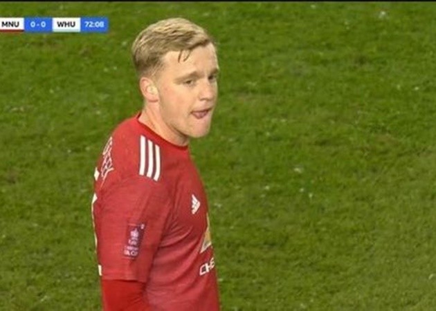 Donny van de Beek's reaction to being substituted sums up recent Man Utd struggles - Bóng Đá