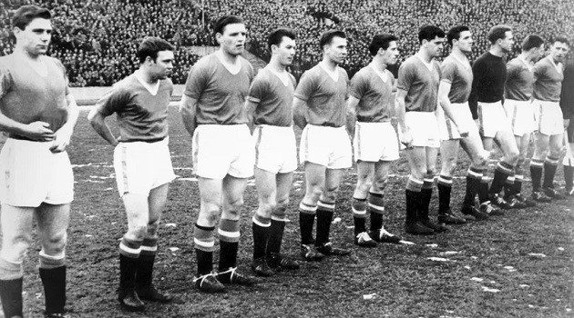 When United and City played in unbranded kits to mark the 50th anniversary of the Munich air disaster  - Bóng Đá