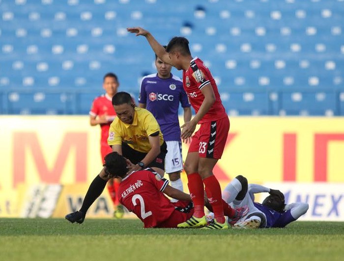 Thêm một trọng tài cứu sống cầu thủ nữ suýt cắn lưỡi  - Bóng Đá