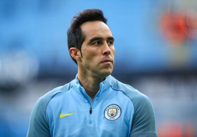 Manchester City 'prepared to let Claudio Bravo leave on a free' as Pep Guardiola wants Zack Steffen to challenge Ederson for No 1 - Bóng Đá