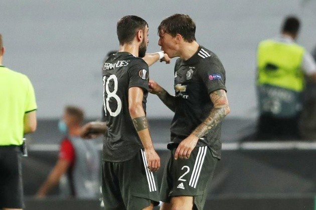Victor Lindelof appears to call Bruno Fernandes a ‘son of a b****’ as Manchester United crash out of Europa League with defeat to Sevilla - Bóng Đá