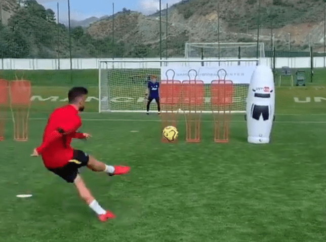 Bruno Fernandes scores stunning free-kick in training ahead of Chelsea vs Man Utd - Bóng Đá