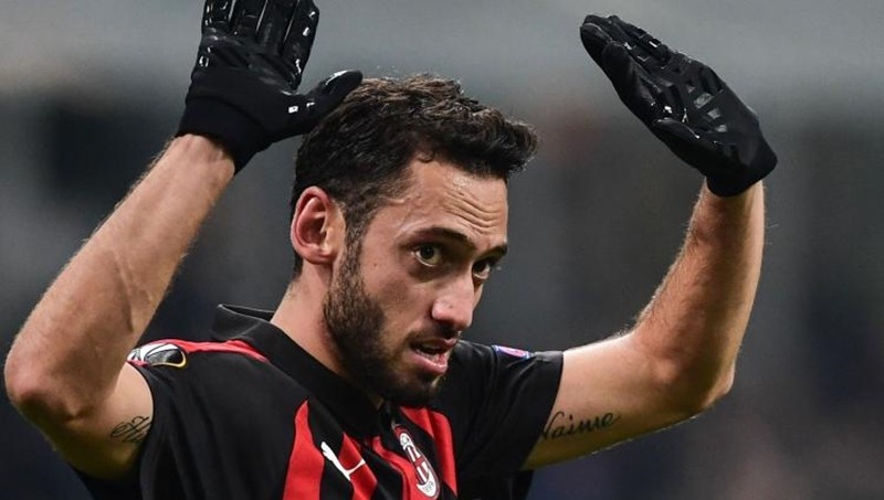 Hakan Calhanoglu được Fiorentina và Torino quan tâm - Bóng Đá