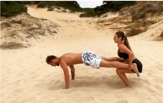 Man Utd target Ivan Rakitic and stunning wife Raquel stay in shape with joint beach workout - Bóng Đá