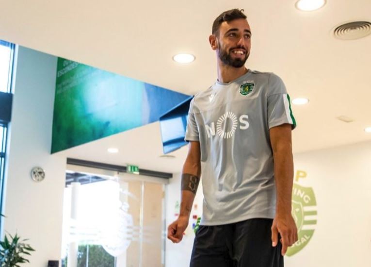 (Photo) Bruno Fernandes arrives for pre-season amid Man Utd interest - Bóng Đá