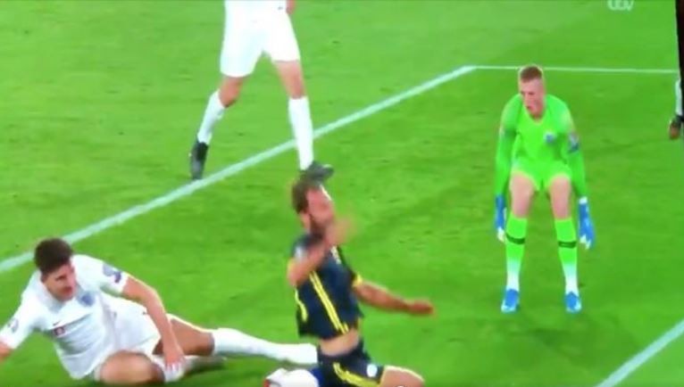 ‘Next Phil Jones’ – Some fans react to Maguire giving away a penalty for England - Bóng Đá