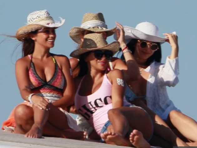 Lionel Messi, Luis Suarez and Co relax with stunning Wags on luxury yacht after Barcelona star’s run-in at night club - Bóng Đá