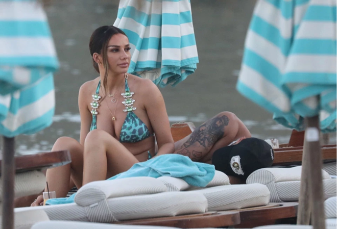 Boozy Dele Alli carried away after collapsing on sun lounger during Mykonos holiday - Bóng Đá