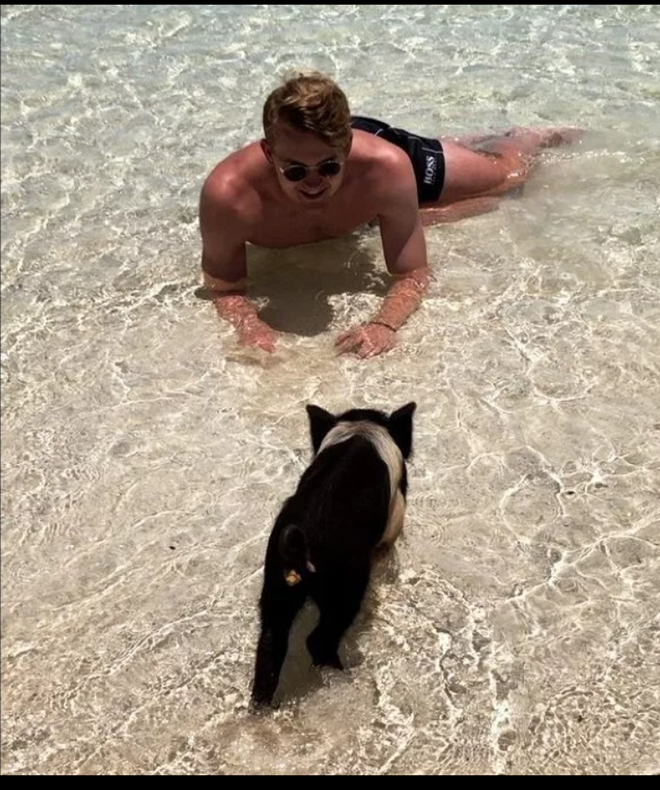 De Ligt chơi với lợn biển tại Bahamas (The Sun) - Bóng Đá