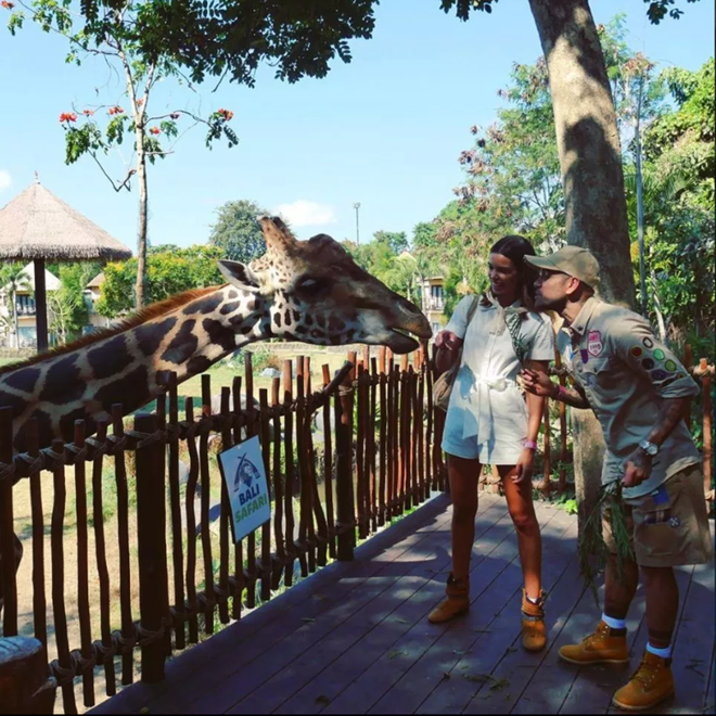 Arsenal target Dani Alves goes more Steve Irwin than Denis Irwin as he shows off ‘new job’ as zookeeper - Bóng Đá