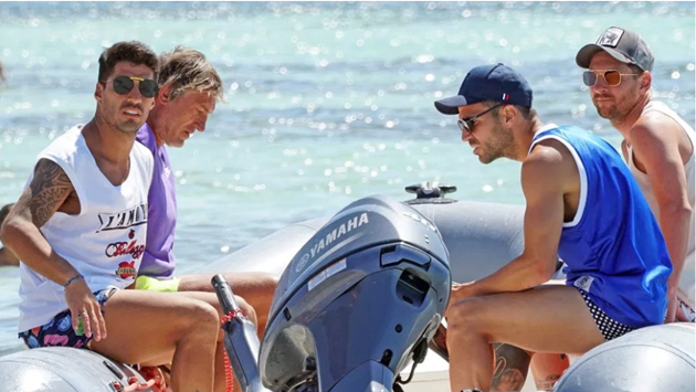 Lionel Messi, Luis Suarez and Co relax with stunning Wags on luxury yacht after Barcelona star’s run-in at night club - Bóng Đá