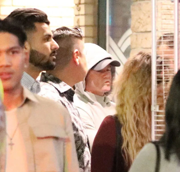 Wayne Rooney pictured getting into hotel lift with mystery woman at 5:30am after seven-hour booze session - Bóng Đá