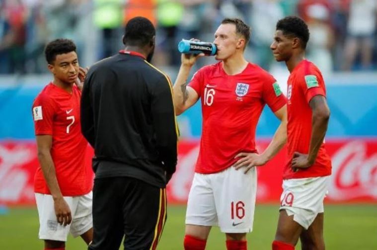 Fan MU reaction Newcastle and West Ham interested in Phil Jones - Bóng Đá