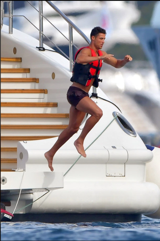 Siêu du thuyền 15 triệu bảng được Ronaldo thuê (The Sun) - Bóng Đá