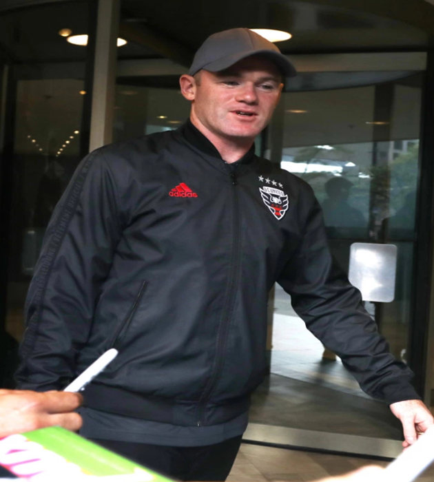 Wayne Rooney pictured getting into hotel lift with mystery woman at 5:30am after seven-hour booze session - Bóng Đá