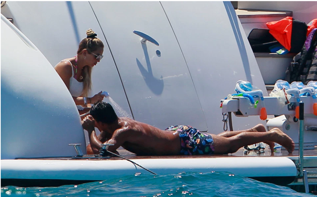 Lionel Messi, Luis Suarez and Co relax with stunning Wags on luxury yacht after Barcelona star’s run-in at night club - Bóng Đá