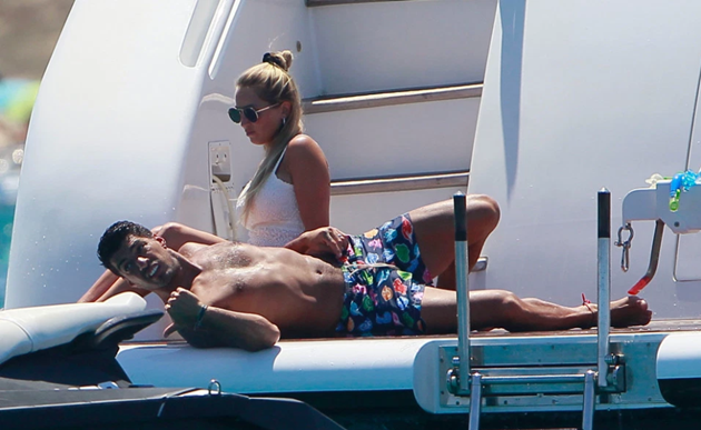 Lionel Messi, Luis Suarez and Co relax with stunning Wags on luxury yacht after Barcelona star’s run-in at night club - Bóng Đá