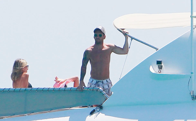 Lionel Messi, Luis Suarez and Co relax with stunning Wags on luxury yacht after Barcelona star’s run-in at night club - Bóng Đá