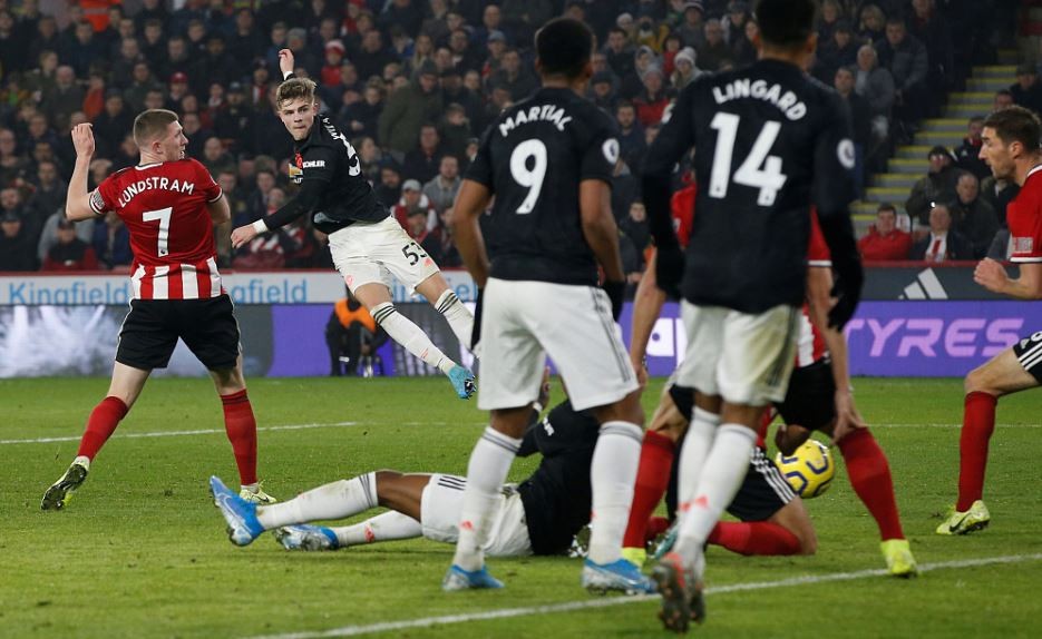 United fans react to Brandon Williams' performance at right-back - Bóng Đá