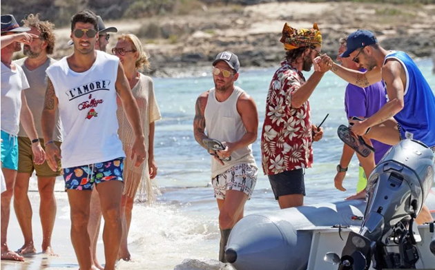 Lionel Messi, Luis Suarez and Co relax with stunning Wags on luxury yacht after Barcelona star’s run-in at night club - Bóng Đá