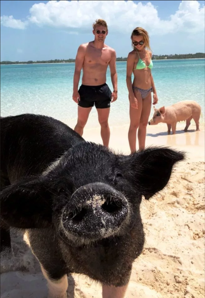De Ligt chơi với lợn biển tại Bahamas (The Sun) - Bóng Đá
