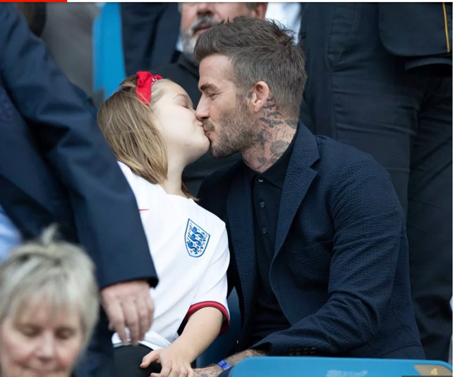 David Beckham cùng con gái cổ vũ Tam Sư nữ tại WC (The Sun) - Bóng Đá