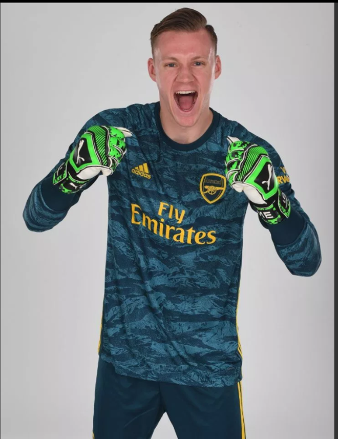 Các cầu thủ Arsenal giới thiệu áo đấu mới (The Sun) - Bóng Đá