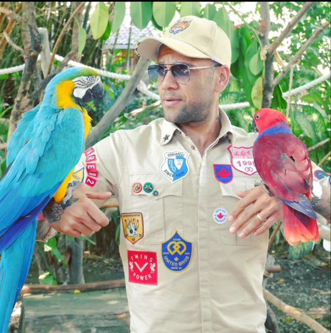 Arsenal target Dani Alves goes more Steve Irwin than Denis Irwin as he shows off ‘new job’ as zookeeper - Bóng Đá