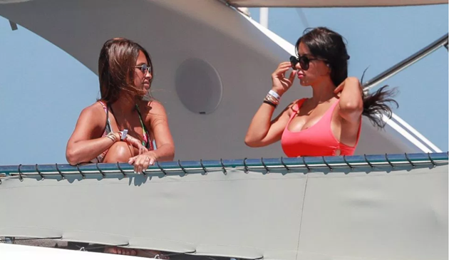 Lionel Messi, Luis Suarez and Co relax with stunning Wags on luxury yacht after Barcelona star’s run-in at night club - Bóng Đá