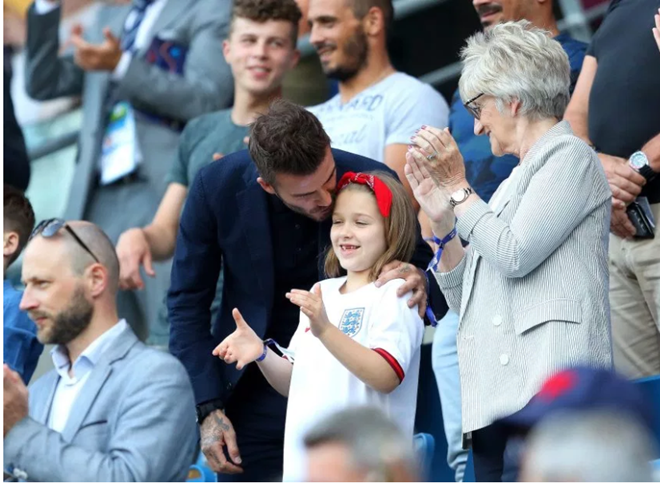 David Beckham cùng con gái cổ vũ Tam Sư nữ tại WC (The Sun) - Bóng Đá