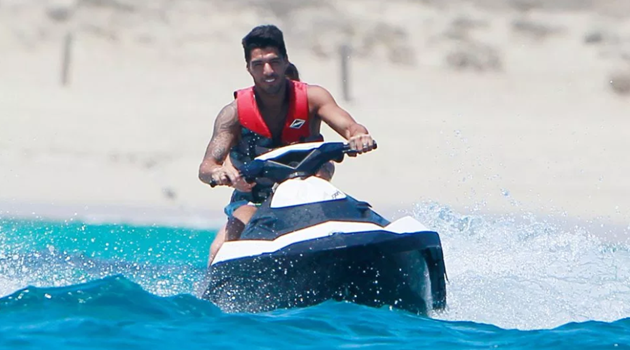 Lionel Messi, Luis Suarez and Co relax with stunning Wags on luxury yacht after Barcelona star’s run-in at night club - Bóng Đá