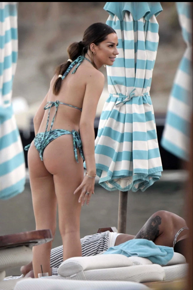 Boozy Dele Alli carried away after collapsing on sun lounger during Mykonos holiday - Bóng Đá