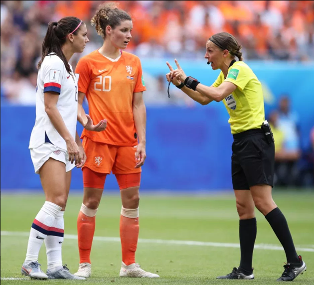 Who is Stephanie Frappart? Trailblazing Super Cup referee who quit playing football at 18 to pursue dream as official - Bóng Đá