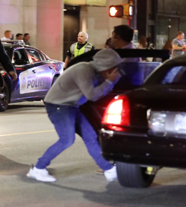 Wayne Rooney pictured getting into hotel lift with mystery woman at 5:30am after seven-hour booze session - Bóng Đá