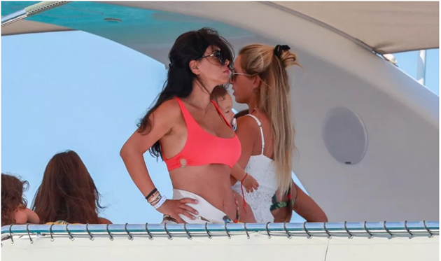 Lionel Messi, Luis Suarez and Co relax with stunning Wags on luxury yacht after Barcelona star’s run-in at night club - Bóng Đá