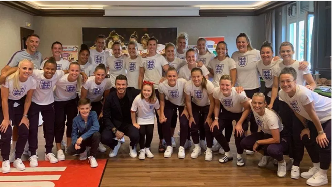 David Beckham cùng con gái cổ vũ Tam Sư nữ tại WC (The Sun) - Bóng Đá