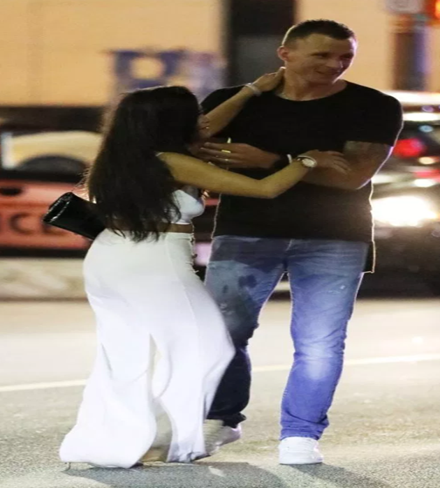 Wayne Rooney pictured getting into hotel lift with mystery woman at 5:30am after seven-hour booze session - Bóng Đá