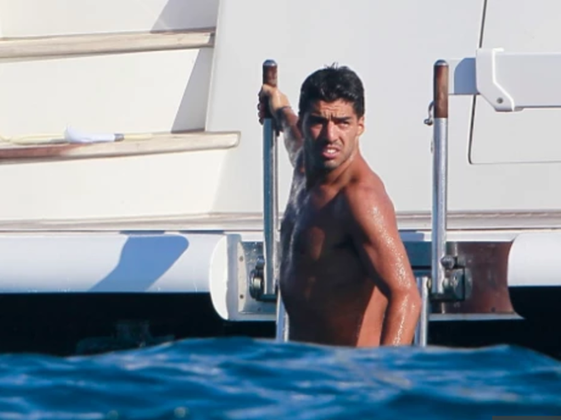 Lionel Messi, Luis Suarez and Co relax with stunning Wags on luxury yacht after Barcelona star’s run-in at night club - Bóng Đá