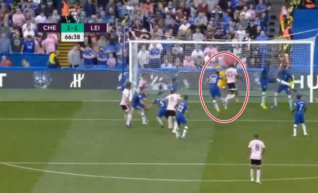 'Hàng tiền vệ của Chelsea đã sụp đổ' - Bóng Đá