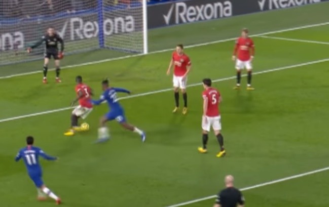 'Bailly chỉ làm động tác giả bình thường trước Batshuayi...' - Bóng Đá