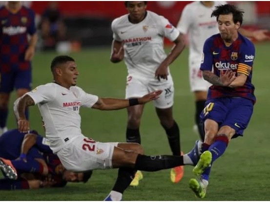 The reason why Messi gets furious and pushes Diego Carlos - Bóng Đá