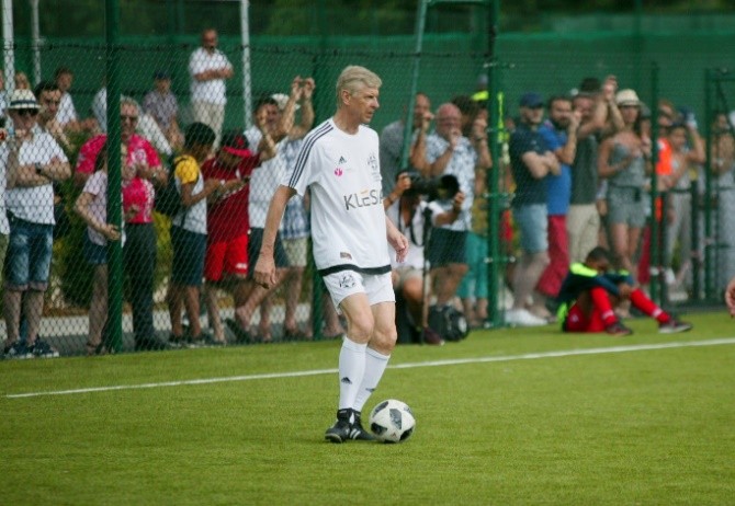 Wenger's still got it! Former Arsenal boss, 69, rolls back the years at charity match - Bóng Đá