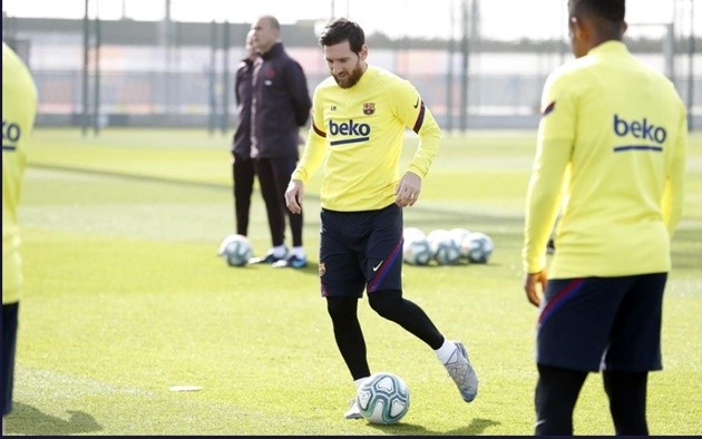 Pique đổi kiểu tóc - Bóng Đá