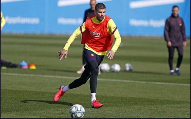 Pique đổi kiểu tóc - Bóng Đá